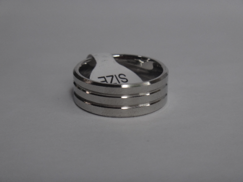 ANILLO EN ACERO ARO DE MATRIMONIO CON 3 LINEAS EN RELIEVE LISO 17.5X1.5MM ANA00015