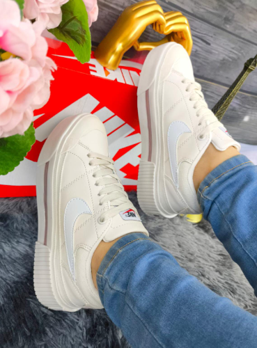 NIKE COURT LEGACY LATTE BLANCO CAFÉ
