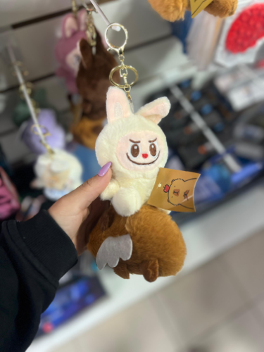 Llavero capibara con labubu
