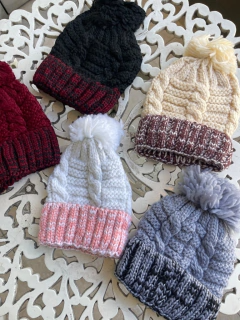 266P GORRO TEJIDO POMPON HANA