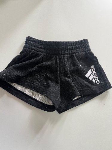 ADIDAS- pantalones corto- talla 5T