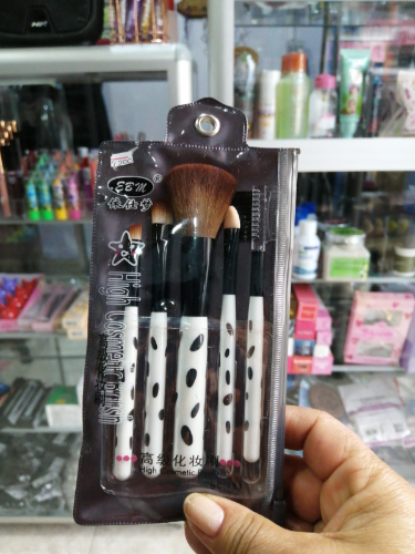 brochas fashion glamour