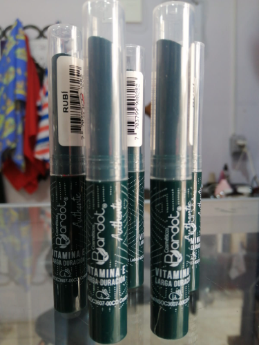 labial con vitamina e y larga duracion bardot fucsia