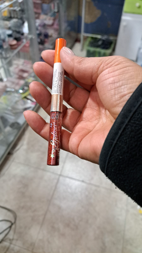 delineador en gliter rojo