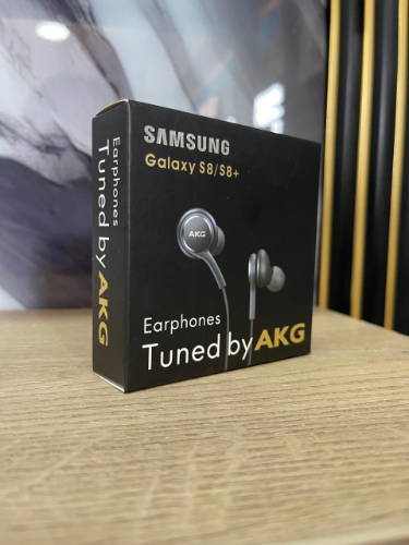 MANOSLIBRES AKG S8